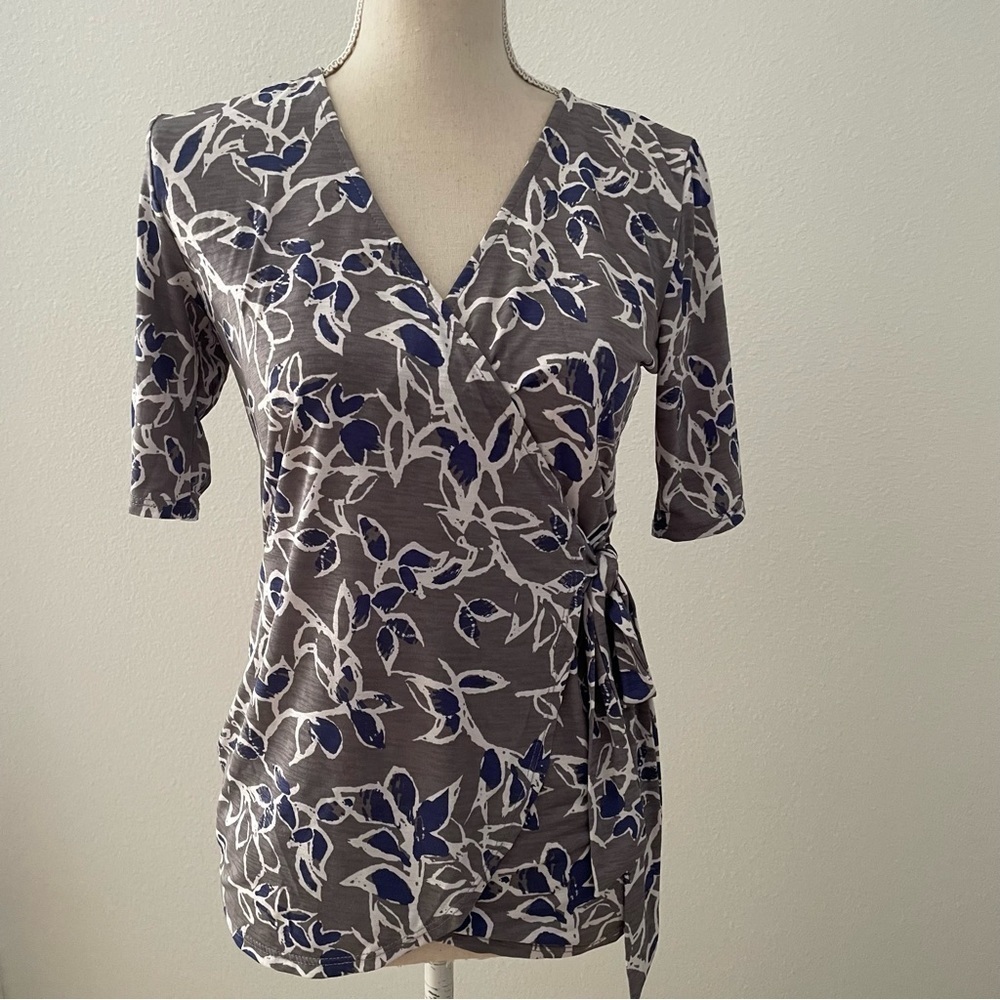 Stitch Fix 41 Hawthorn Wrap Top Gray Purple Floral Leaf Print 3/4 Sleeves Sz XS